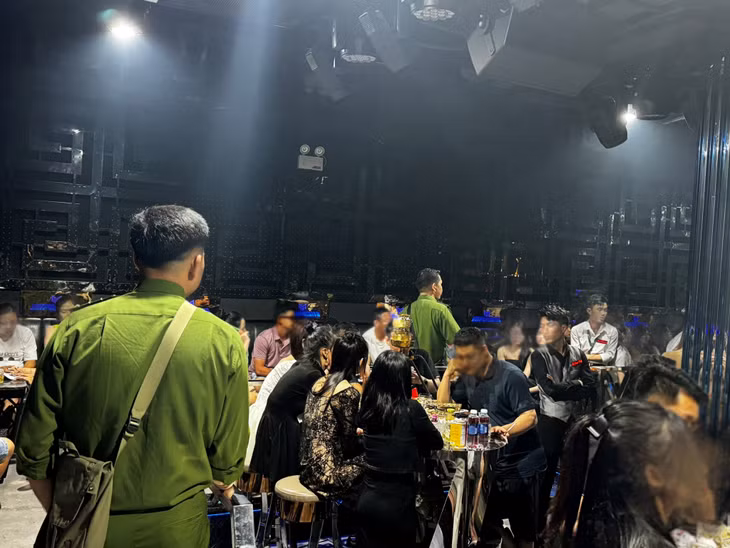 Thời điểm kiểm tra bắt giữ các đối tượng tại cơ sở AMG Lounge - Bar