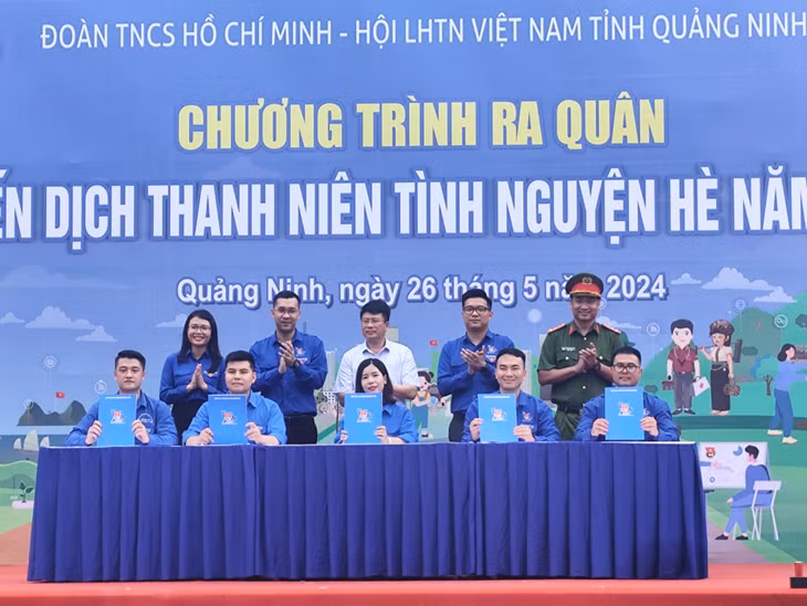 Đại diện các Cụm Đoàn Hạ Long ký cam kết thực hiện mô hình "Chi đoàn không có đoàn viên vi phạm pháp luật về ma túy và tệ nạn xã hội"