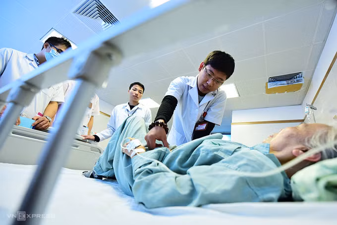 Sinh viên Y đa khoa (Đại học Y Hà Nội) trong giờ thực hành. Ảnh: Xuân Hoa