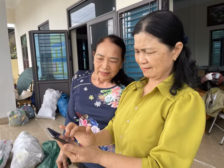 Hội viên phụ nữ khu phố 1 (phường Yên Thanh, TP Uông Bí) liên lạc với chị em qua nhóm zalo để thực hiện thu gom rác tái chế.