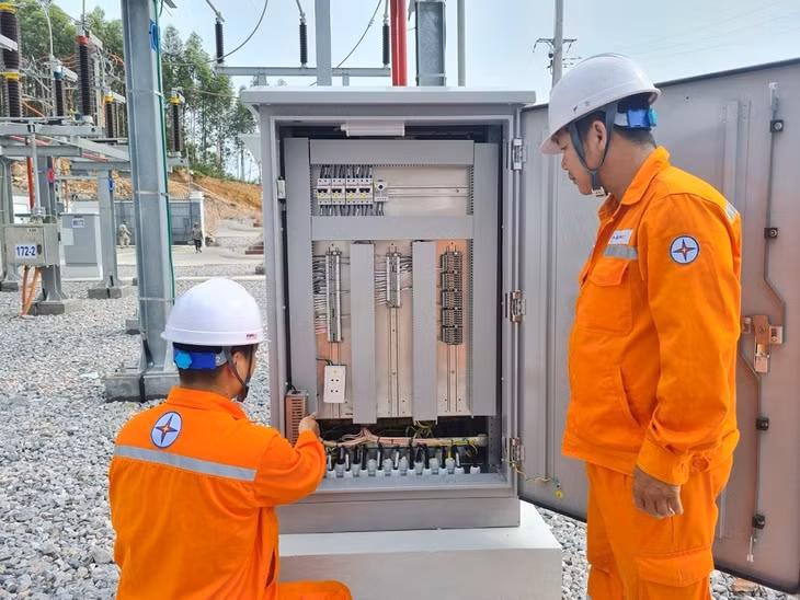 Kiểm tra các thiết bị điện trước khi nghiệm thu đóng điện công trình.