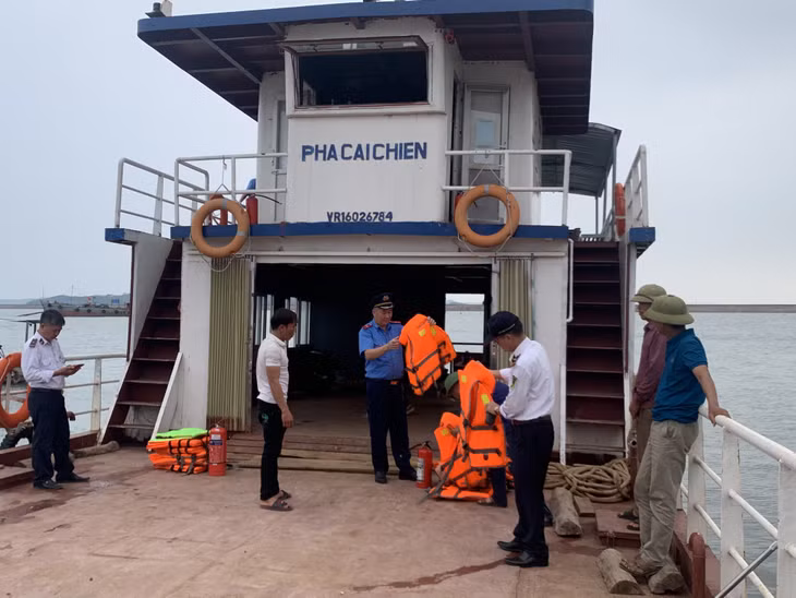 Lực lượng chức năng kiểm tra công tác an toàn trên phà Cái Chiên.