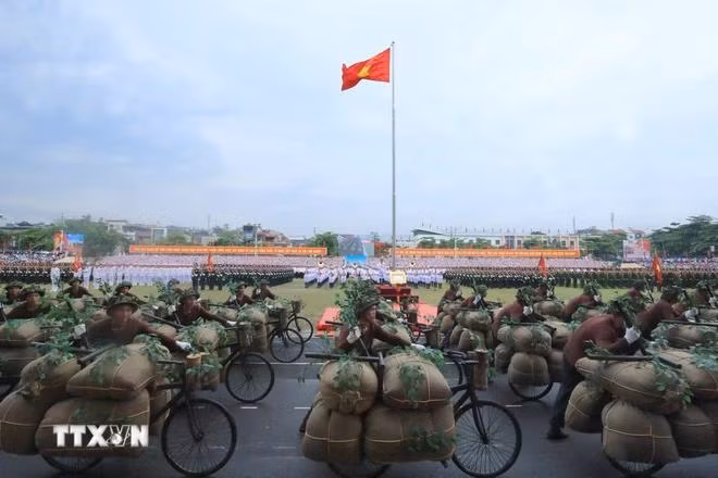 Màn diễu hành của Khối Dân công Hỏa tuyến trong Lễ diễu binh, diễu hành kỷ niệm 70 năm Chiến thắng Điện Biên Phủ tại thành phố Điện Biên, sáng 7/5/2024. (Ảnh: TTXVN)