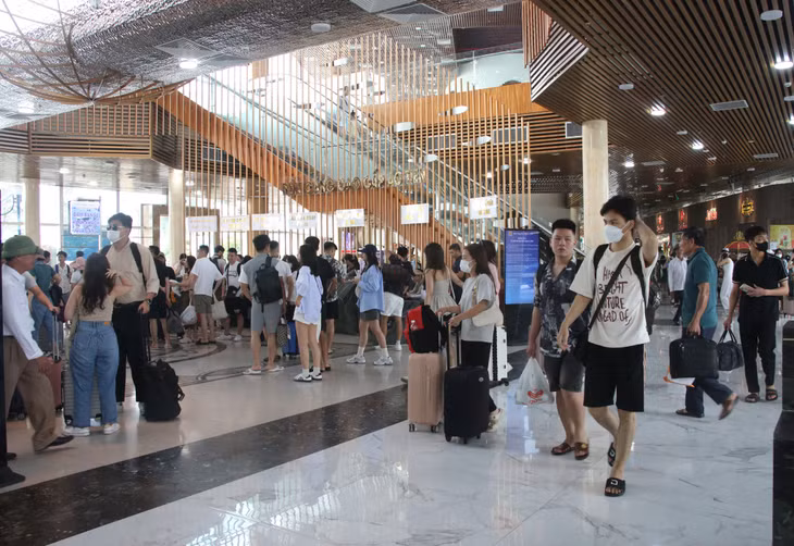 Cảng tàu khách cao cấp Ao Tiên (Vân Đồn) nhộn nhịp khách trong ngày đầu kỳ nghỉ lễ 30/4 vừa qua.