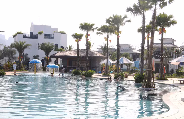 Wyndham Garden Sonasea Vân Đồn sở hữu hệ thống bể bơi trong nhà và ngoài trời.