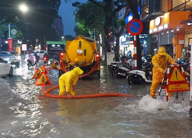 Mưa lớn kéo dài tại Hà Nội vào tối 12/5 khiến nhiều tuyến phố bị ngập sâu từ 30-50cm. (Ảnh: Hoàng Hiếu/TTXVN)