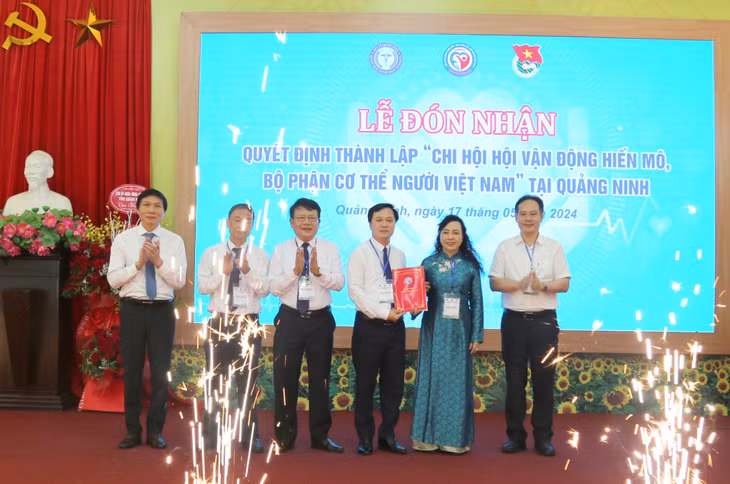 PGS.TS Nguyễn Thị Kim Tiến, Chủ tịch Hội Vận động hiến mô, bộ phận cơ thể người Việt Nam, trao quyết định thành lập Chi hội Hội vận động hiến mô, bộ phận cơ thể người tại Quảng Ninh.