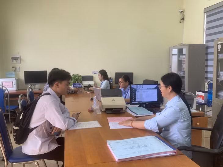 Cán bộ xã Đoàn Kết thực hiện các thủ tục hành chính cho người dân trên địa bàn.
