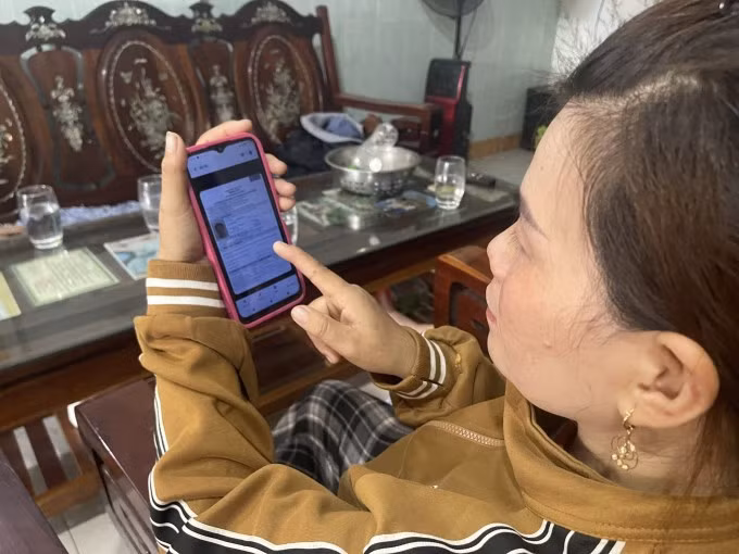 Người lao động lưu lại các giấy tờ bà Thủy hứa hẹn khi họ nộp tiền. Ảnh: Thạch Thảo