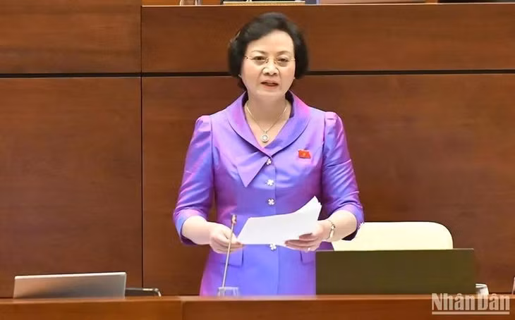 Bộ trưởng Nội vụ Phạm Thị Thanh Trà giải trình, làm rõ nội dung đại biểu Quốc hội nêu trong phiên thảo luận ở hội trường sáng 24/5. (Ảnh: ĐĂNG KHOA)