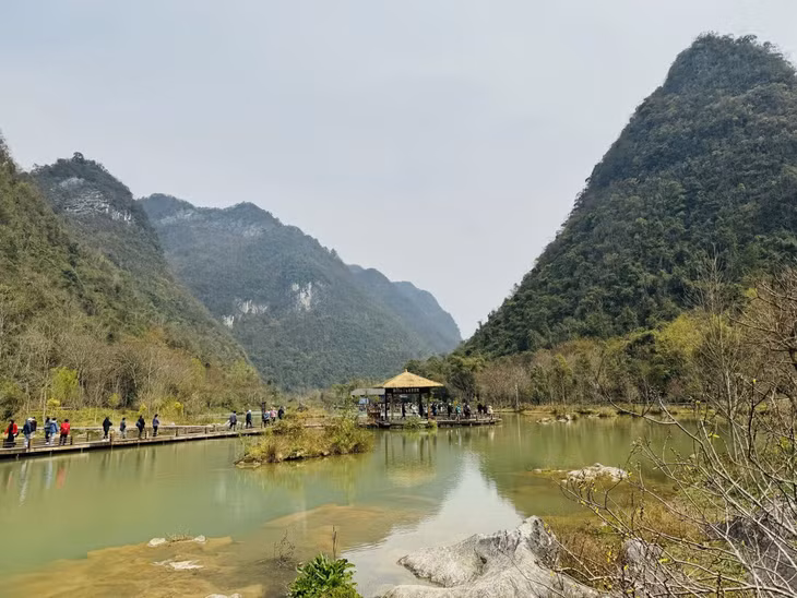 Khu thắng cảnh này không chỉ có núi đá vôi độc đáo, rừng cây rậm rạp, hang động kỳ thú mà có những thác nước kỳ vĩ, hồ nước rộng lớn màu xanh ngọc bích, tất cả hòa chung tạo nên một bức tranh thiên nhiên sống động.