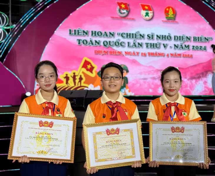Cù Thế Tùng (ở giữa) là 1 trong 3 thiếu nhi tiêu biểu của Quảng Ninh tham gia và được tuyên dương tại Liên hoan “Chiến sĩ nhỏ Điện Biên” toàn quốc lần thứ V năm 2024.