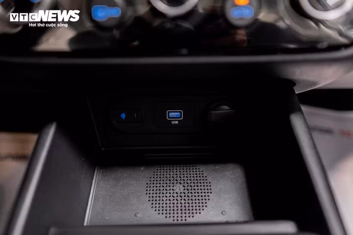 Hyundai Stargazer X được trang bị cả sạc không dây chuẩn Qi với hệ thống làm mát cho điện thoại.