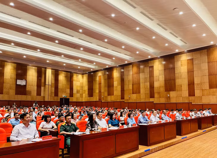 Quang cảnh buổi tiếp xúc cử tri tại TX Quảng Yên.