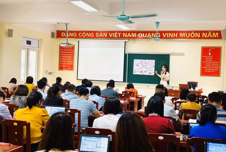 Một tiết học tại lớp Trung cấp chính trị hệ không tập trung ở Trường Đào tạo cán bộ Nguyễn Văn Cừ.