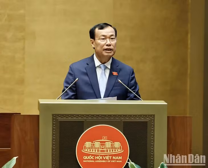 Chủ nhiệm Ủy ban Quốc phòng và An ninh của Quốc hội Lê Tấn Tới trình bày báo cáo thẩm tra. (Ảnh: LINH KHOA)