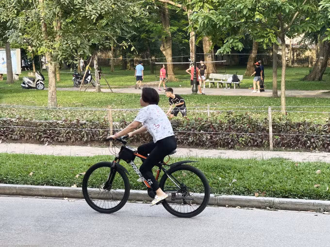 Các bài tập đạp xe, đi bộ, chạy góp phần ngừa táo bón và giảm căng thẳng. Ảnh: Ly Nguyễn