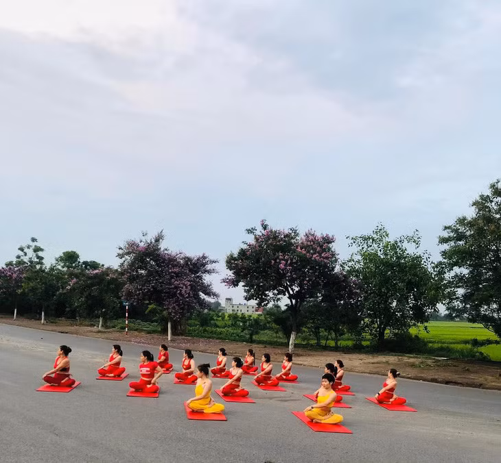 Nhóm yoga ra giữa đường tập bị xử phạt hành chính mỗi người 150.000 đồng - Ảnh cắt từ video