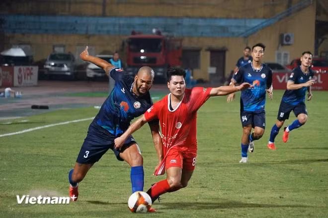 MerryLand Quy Nhơn Bình Định (áo xanh) và Thể Công-Viettel chia điểm với tỷ số 1-1 trên sân Hàng Đẫy. (Ảnh: Việt Anh/Vietnam+)