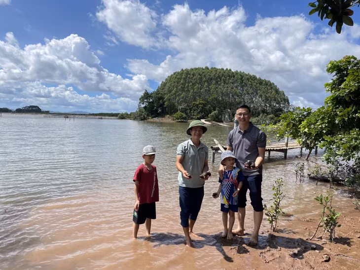 Trải nghiệm bắt vạng tại Khu du lịch trải nghiệm tại trang trại Family Ecozone (xã Hải Lạng, huyện Tiên Yên).