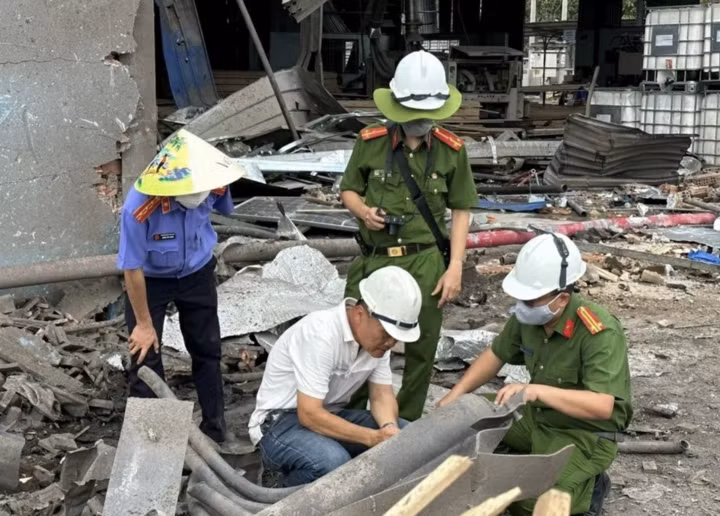 Lực lượng chức năng khám nghiệm hiện trường vụ nổ ở Công ty gỗ Bình Minh. (Ảnh: CACC)