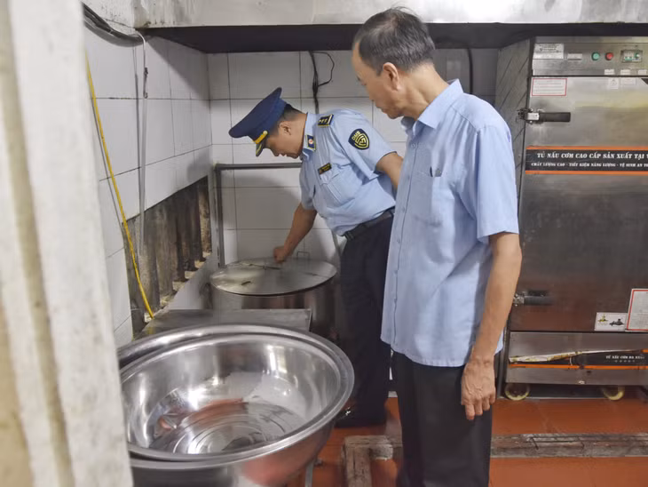 Đoàn kiểm tra liên ngành về ATTP số 3 của tỉnh kiểm tra VSATTP tại một cơ sở sản xuất khau nhục tại huyện Tiên Yên. Ảnh Hoàng Giang