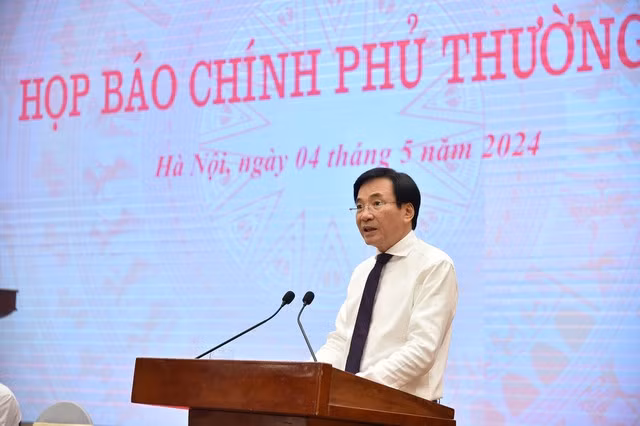 Bộ trưởng, Chủ nhiệm Văn phòng Chính phủ Trần Văn Sơn, Người phát ngôn của Chính phủ, cung cấp thông tin về tình hình KTXH tháng 4 và 4 tháng đầu năm 2024 - Ảnh: VGP/Tuấn Dũng