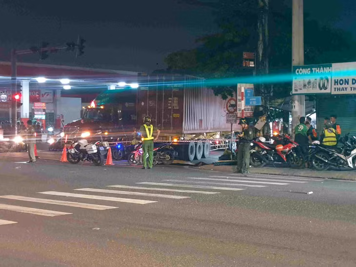 Hiện trường vụ nam thanh niên ngã vào bánh xe container đang ôm cua vào khu công nghiệp. Ảnh: Dương Bình