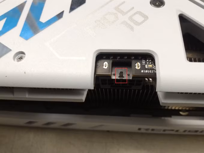 Phần bị trầy xước ở cổng 16-pin trên mẫu GPU của Mulgoki đã mua. Ảnh: Reddit/Mulgoki