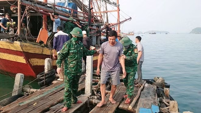 Lực lượng chức năng đưa các ngư dân bị nạn vào bờ. Ảnh: BĐBP Quảng Bình