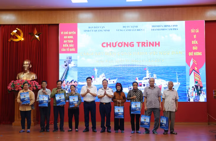 Bộ Tư lệnh Vùng CSB1 trao quà cho các hộ gia đình chính sách, thương bệnh binh, ngư dân trên địa bàn TP Cẩm Phả.