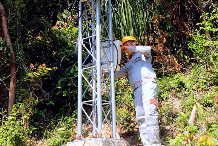 Nhân viên kỹ thuật của Viettel kiểm tra và vận hành trạm BTS phát sóng thông tin di động tại đảo Trần (huyện Cô Tô).