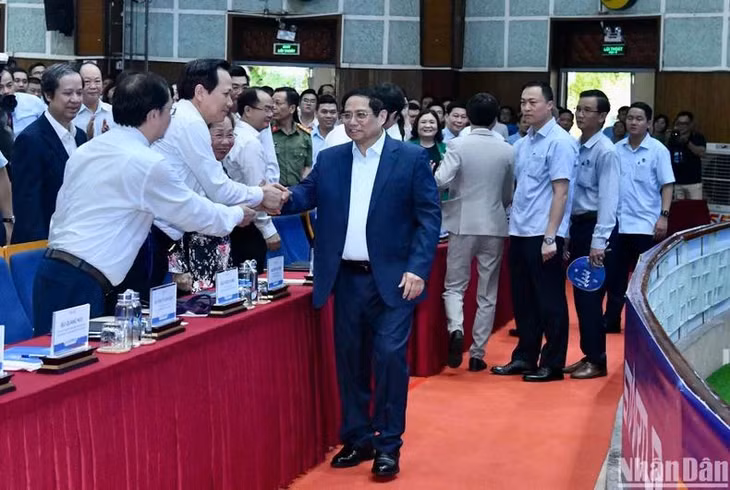 Thủ tướng Phạm Minh Chính bắt tay các đại biểu tham dự sự kiện.
