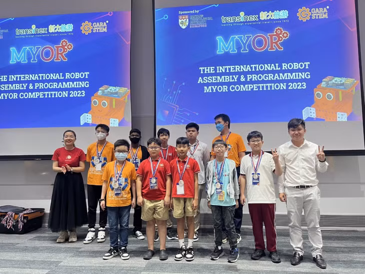 Học sinh của trường Tiểu học và THCS Quốc tế Stephen Hawking vinh dự mang về 1 huy chương Vàng, 2 huy chương Bạc và 3 huy chương Đồng tại cuộc thi Stem Robotic MYOR 2023 tổ chức ở Đại học kỹ thuật Nanyang, Singapore.