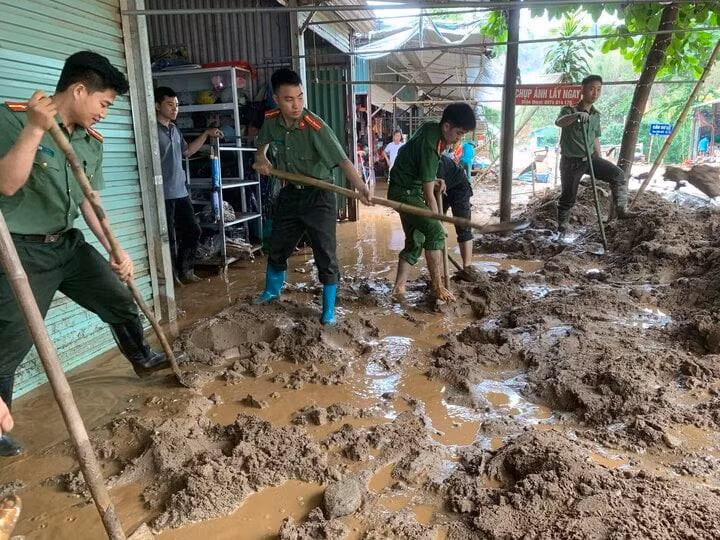 Công an huyện Điện Biên Đông giúp người dân sau trận lũ quét.