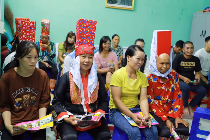 Đồng bào DTTS xã Quảng Lâm (huyện Đầm Hà) tham gia một buổi tuyên truyền về các chính sách DS-KHHGĐ. Ảnh: Vân Anh