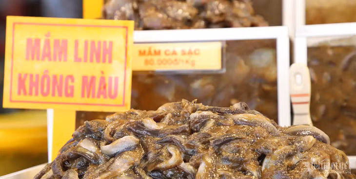 Cá linh đầu mùa được gọi là cá linh non, xương mềm. Đây là lúc cá ngon nhất, được bán giá cao. Mắm cá linh có thể kho với tôm, cá, thịt ba rọi, đặc biệt là dùng để nấu lẩu mắm.