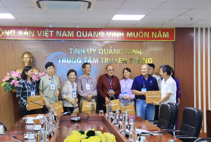 Lãnh đạo Trung tâm Truyền thông tỉnh tặng quà lưu niệm cho đoàn công tác.