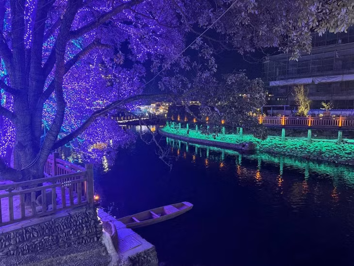 Do vị trí làng Miêu nằm sâu trong nội địa Trung Quốc nên du khách tới đây phải xin visa. Nếu đi theo tour, du khách sẽ được làm visa đoàn, chi phí rẻ và dễ dàng hơn khi xin visa lẻ.