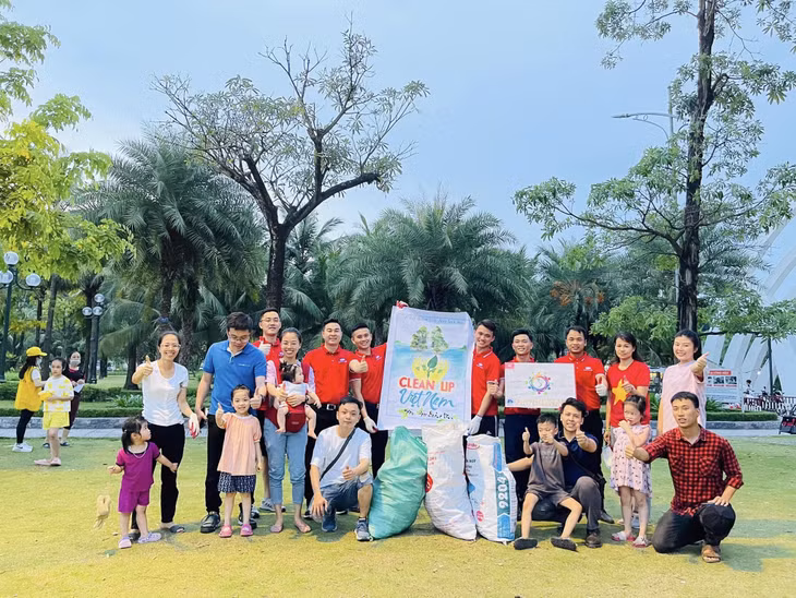 Năm 2023, nhóm "Vì một Hạ Long xanh" đã có những chương trình dọn rác tại công viên hoa Hạ Long (TP Hạ Long). Ảnh nhân vật cung cấp