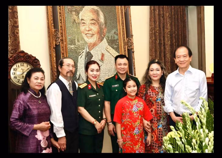 NSND Tự Long cùng gia đình thăm và dâng hương tại nhà Đại tướng Võ Nguyên Giáp.