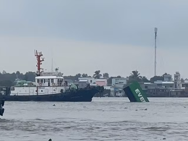 Hiện trường vụ container rơi xuống sông Đồng Nai. Ảnh: Đồng Hoàng