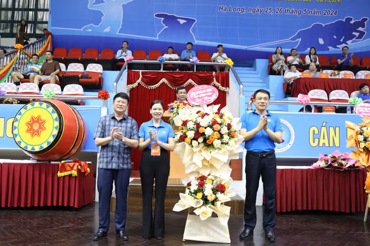 Lãnh đạo LĐLĐ tỉnh và lãnh đạo TP Hạ Long tặng hoa chúc mừng Ngày hội.