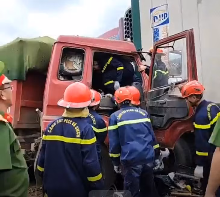 Lực lượng cứu hộ phải có mặt để đưa tài xế mắc kẹt trong ca bin ra ngoài đi cấp cứu.