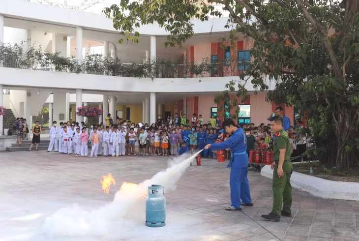 Hoạt động ngoại khóa hướng dẫn kỹ năng phòng cháy chữa cháy cho thiếu nhi tại Cung Văn hóa thanh thiếu nhi tỉnh.