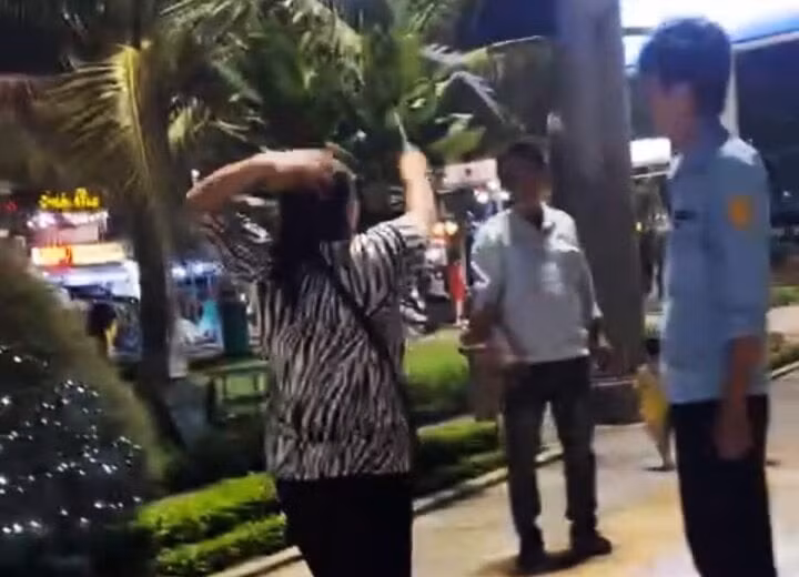 Hình ảnh người phụ nữ vung dao chém vào các nhân viên Đội trật tự đô thị Quy Nhơn. (Ảnh cắt từ clip)