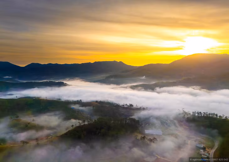 Những tia nắng xuyên qua màn sương bồng bềnh. Ảnh: Nguyễn Khánh Vũ Khoa