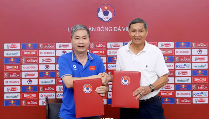 HLV Mai Đức Chung (trái) ký hợp đồng cùng Tổng thư ký VFF Dương Nghiệp Khôi hôm nay 9/5. Ảnh: VFF