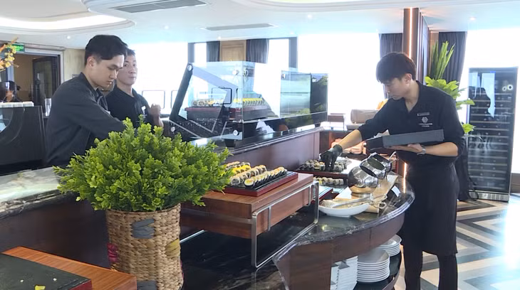 Việc bổ sung nhân lực quốc tế giúp nâng cao chất lượng dịch vụ tại du thuyền Ambassador.