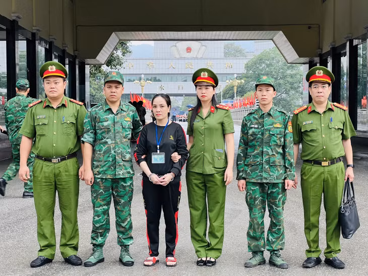 Công an tỉnh Quảng Ninh tiếp nhận đối tượng truy nã Nguyễn Thị Mai Hương.